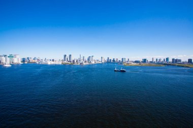 Japonya 'da binaları ve denizleri olan modern şehir manzarası