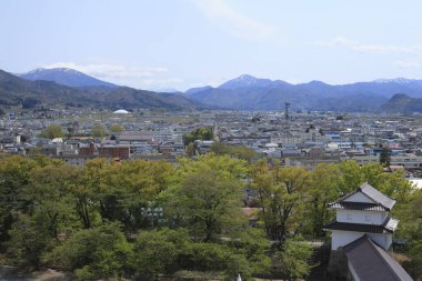 Karlı Dağlar ve Şato Kulesi ile Japon Şehir Manzarası Yükseltildi