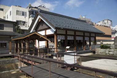 Geleneksel Japon tapınağının manzarası