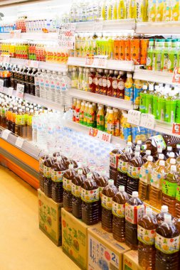 Süpermarketin içi şişelerle dolu. 