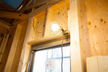 Ev çerçevesi içinde inşaat iç altında yeni bir ev.