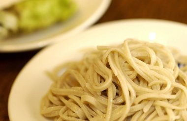 Arka planda soslu tavuklu spagetti, kapat.