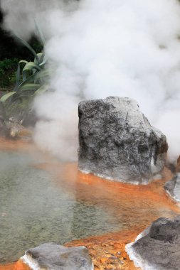 Jeotermal alanda buharlı kaplıca manzarası     