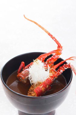 Deniz mahsullü eriştenin yemek fotoğrafı.