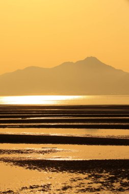 Denizin üzerinde gün batımının güzel manzarası. Doğa                        