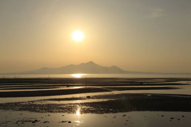 Denizin üzerinde gün batımının güzel manzarası. Doğa                        