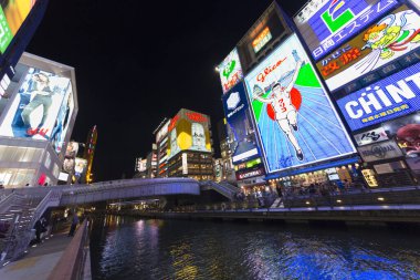 Japon şehrinin aydınlık binaları gece vakti  
