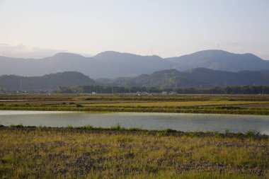 Dağlardaki güzel göl manzarası