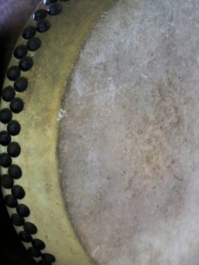 Yakın plan, desenli davul yüzeyi ve dekoratif siyah çivileri gösteriyor