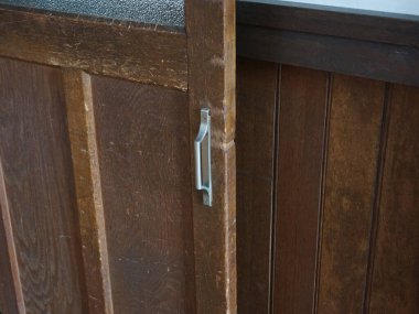 Odanın ahşap kapısının kapı kolu..