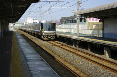 Tokyo istasyonundaki tren, Japonya.