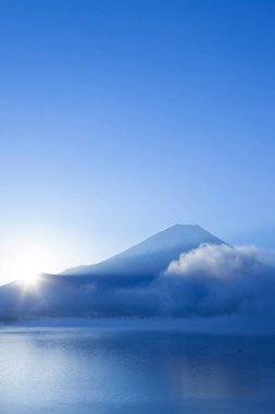 Japonya 'daki ünlü Fuji dağının manzaralı görüntüsü