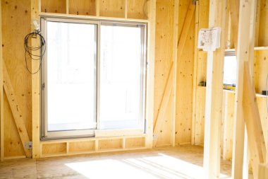 Ev çerçevesi içinde inşaat iç altında yeni bir ev.