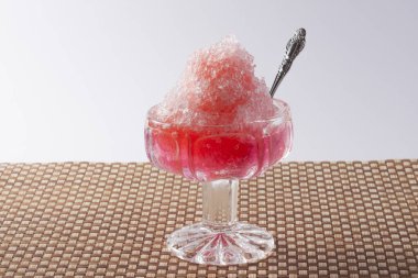 Arka planda soğuk buzlu dondurma, yakın çekim.