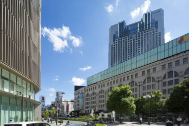 Japon şehrinin caddesindeki modern binaların gündüz görüşü 