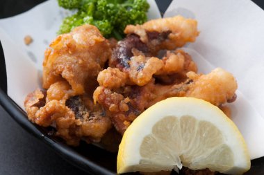 Lezzetli kızarmış tavuğun yakın görüntüsü