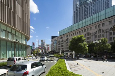 Japon caddesindeki modern binalar, Asya mimarisinin gündüz görüşü. 