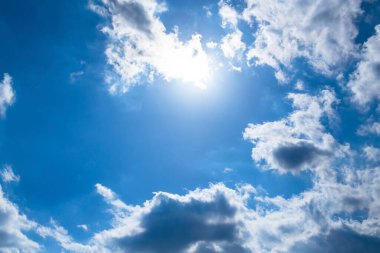 Beyaz bulutlu mavi gökyüzü       