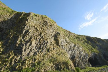 Yeşil ve kayalık dağların güzel manzarası 