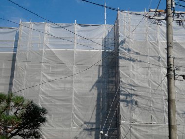 İnşaat halindeki bina ve şehir iskelesi.