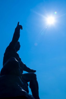 Nagasaki Barış Parkı 'ndaki Seibo Kitamura Barış Heykeli, nükleer savaşın sonuçlarını hatırlatan ve nükleer silahsızlanma çağrısında bulunan bir Japon adamı betimliyor..