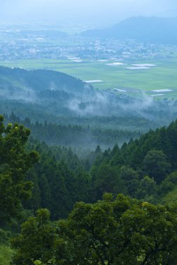 Dağlarda sisli güzel bir manzara.