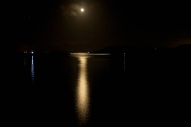 Denizin üzerinde güzel bir gün batımı