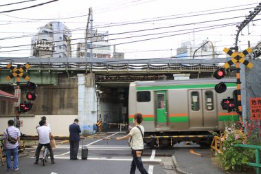 Tokyo sokak estetiği. İnsanlar yürüyor..