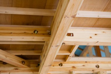 Ev çerçevesi içinde inşaat iç altında yeni bir ev.