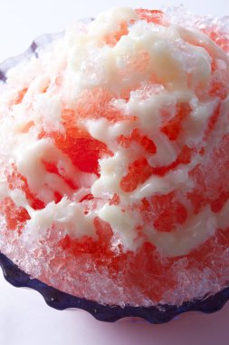 Arka planda soğuk buzlu dondurma, yakın çekim.