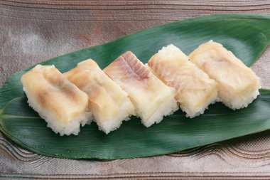 Yeşil muz yaprağında yılan balığı olan suşi. 