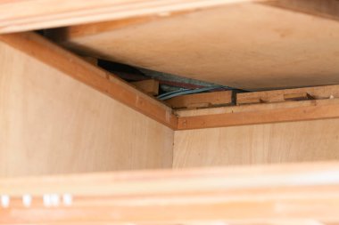 Açığa çıkmış kirişleri ve yalıtımı olan ahşap tavan arası.