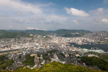 Dağlarda küçük bir şehir. Gündüz fotoğrafı. Japonya  