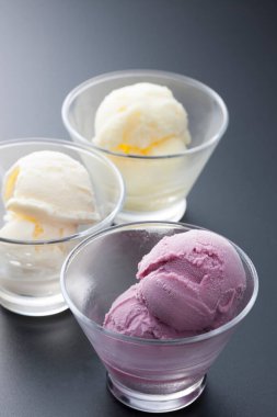 Gri arka planda çeşitli dondurma kepçeleri