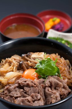 Sukiyaki 'ye yakın, Japon bifteği yahnisi.