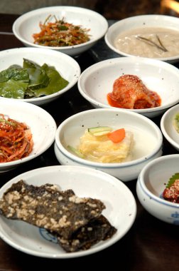 Orijinal Asya yemeği bir restoranda servis edilir ve fotoğraflanır.