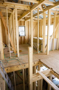 Ev çerçevesi içinde inşaat iç altında yeni bir ev.