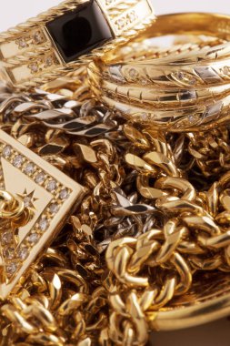 Lüks altın mücevherler, bilezikler ve zincirlerin arka planı