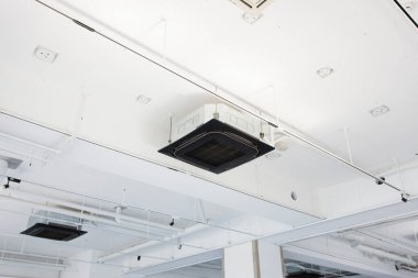 Beyaz hücre ve borularla endüstriyel yapı         