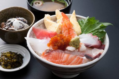 Bir kase saşimi, çeşit çeşit balık, somon, ton balığı, yosun, zencefil ve wasabi.