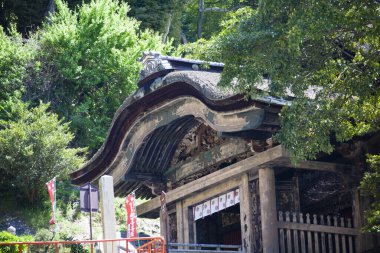 Saygıdeğer bir Japon tapınağının manzaralı tasviri