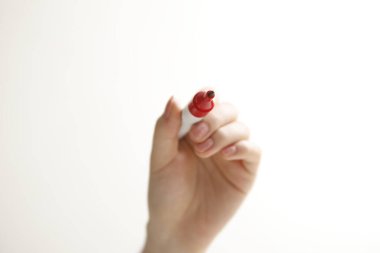 Beyaz arka planda kırmızı işaret var.