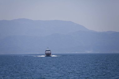 Denizdeki yolcu feribotu doğa arka planında