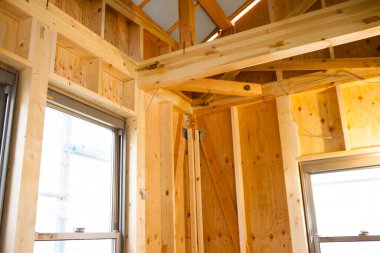 Ev çerçevesi içinde inşaat iç altında yeni bir ev.