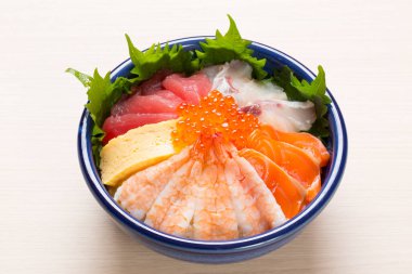 Somon ve karidesli lezzetli taze sashimi manzarası..   