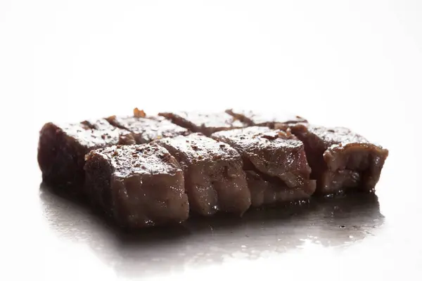 Vista Close Deliciosa Carne Grelhada Fatiada Fundo Branco — Fotografia de Stock