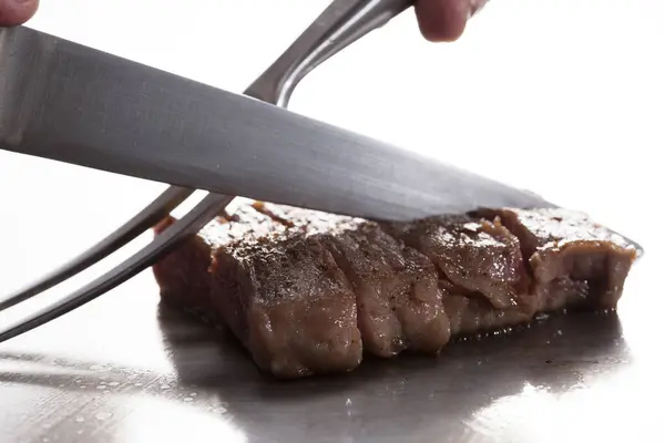 Widok Bliska Pyszne Świeże Mięso Wołowe Cięcia Widelcem Nożem — Zdjęcie stockowe