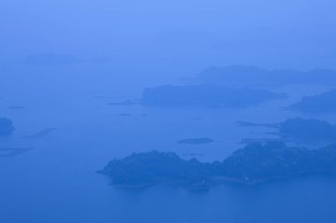 Sabah sisinde güzel dağ gölünün havadan görünüşü