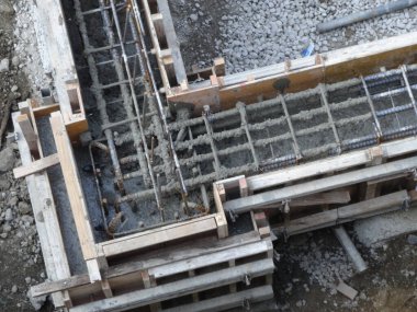 Şehir bölgesinde çalışma altındaki bina önü görüntüsü