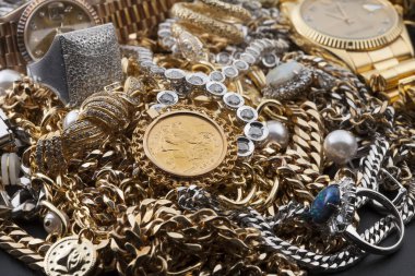 Mücevherler, değerli metal eşyalar, yakın görüş